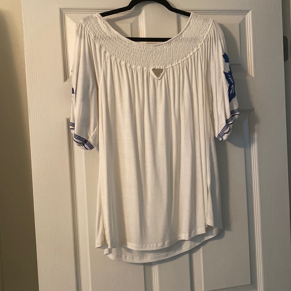 Boutique shirt off the shoulder white and blue